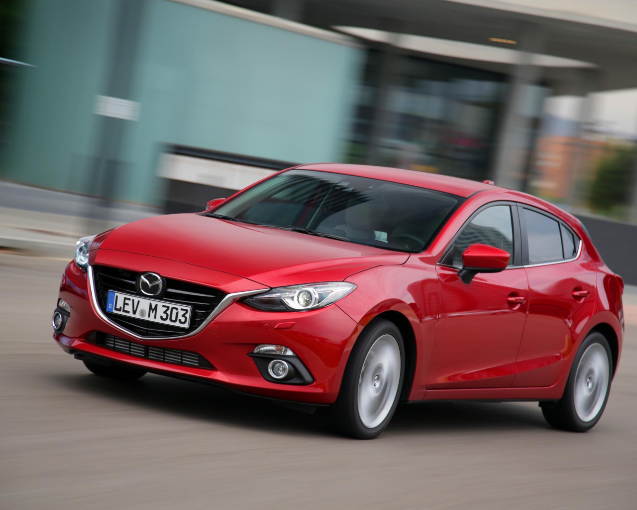 Автомобиль Mazda 3 2014 на дороге