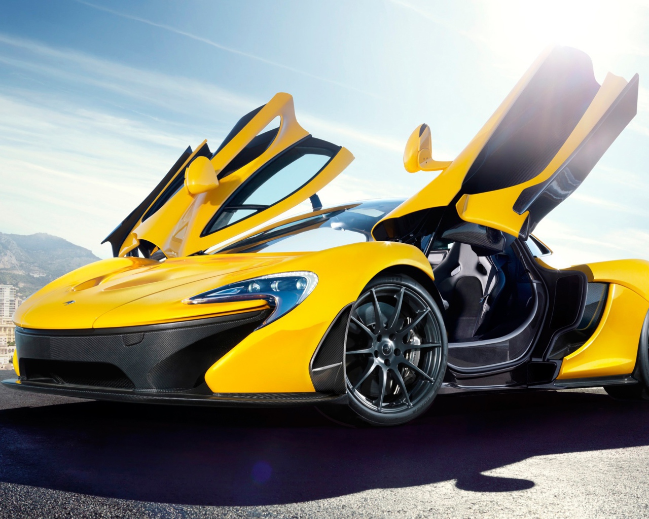 Желтый McLaren P1