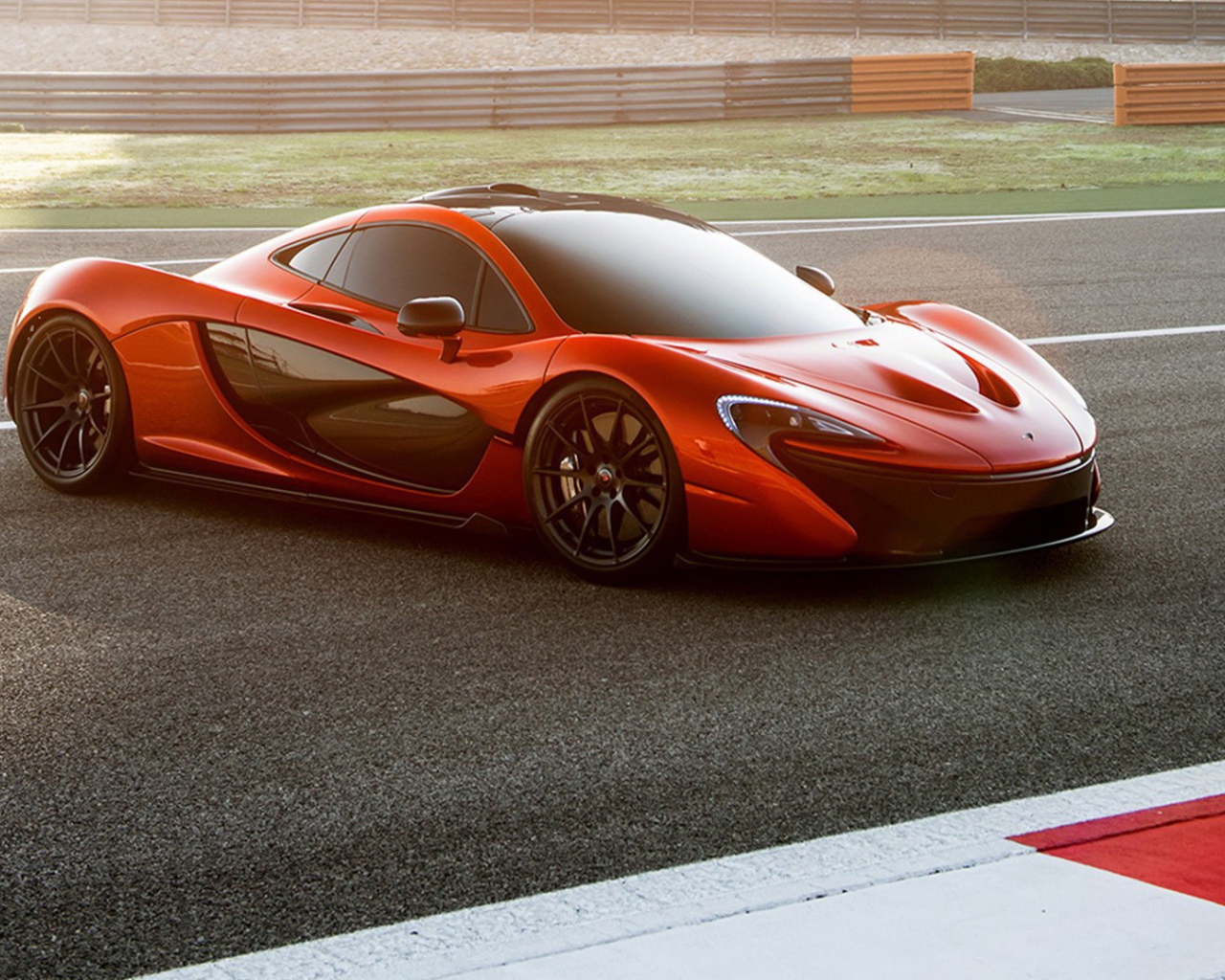 Красивый автомобиль McLaren P1 2014 в Москве