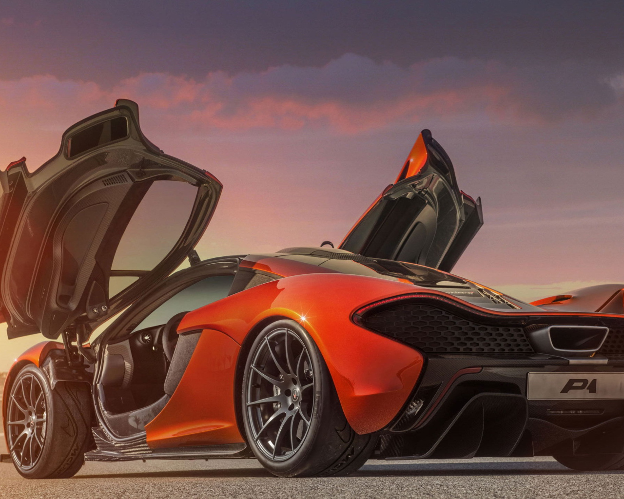 Автомобиль McLaren P1 2014 на дороге