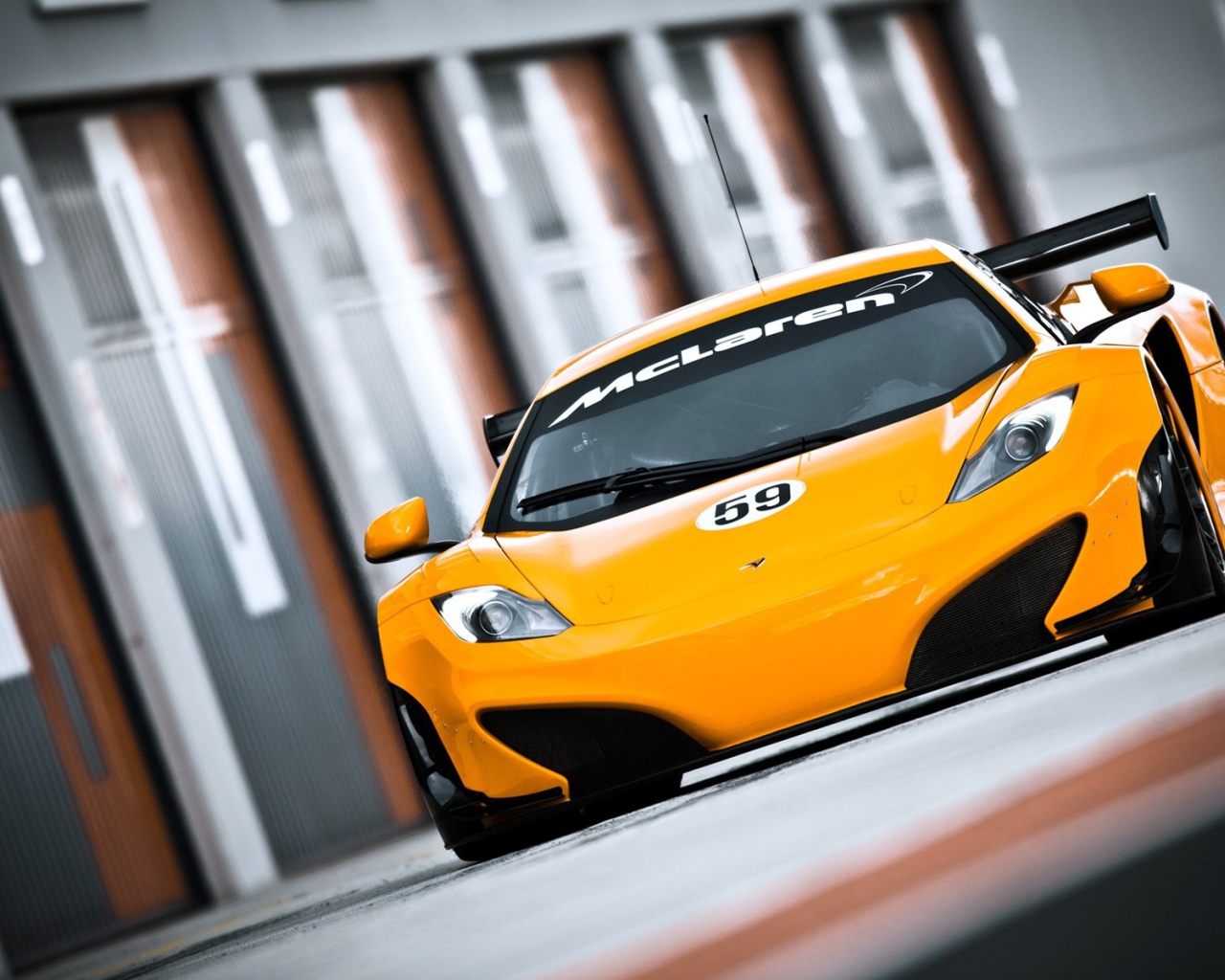 Оранжевый Mclaren mp4