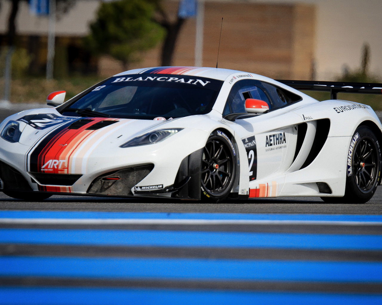 Спортивный автомобиль макларен