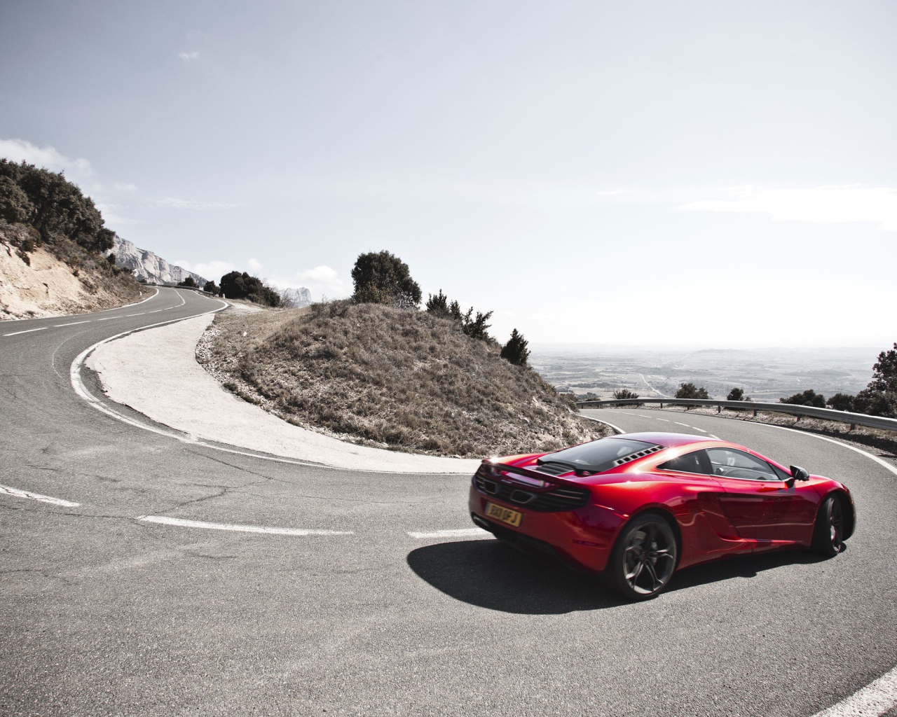 Автомобиль на горной дороге