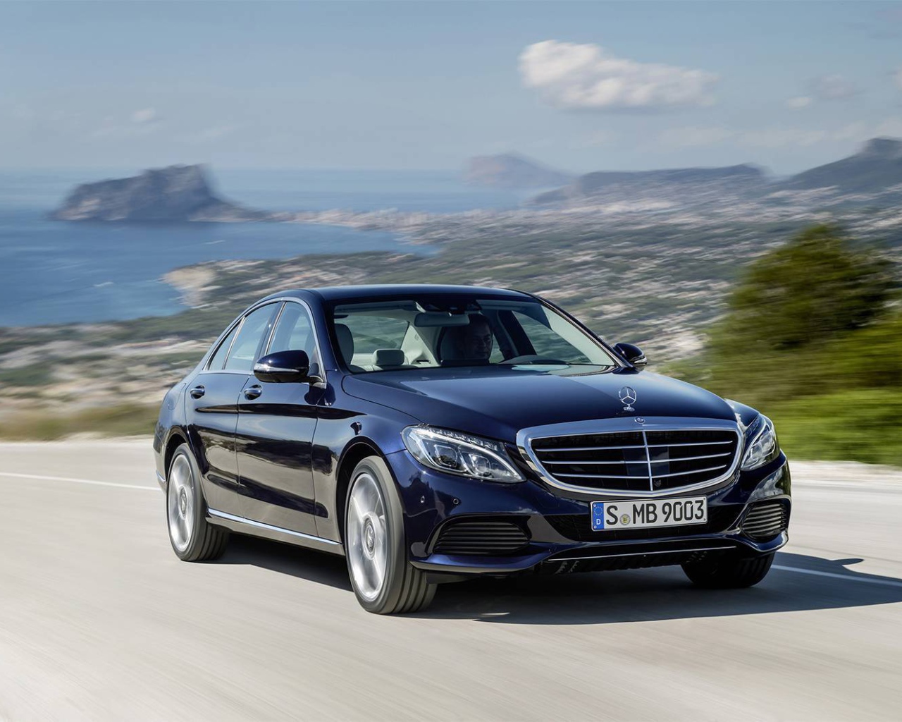 Mercedes C class 2014 на фоне природы