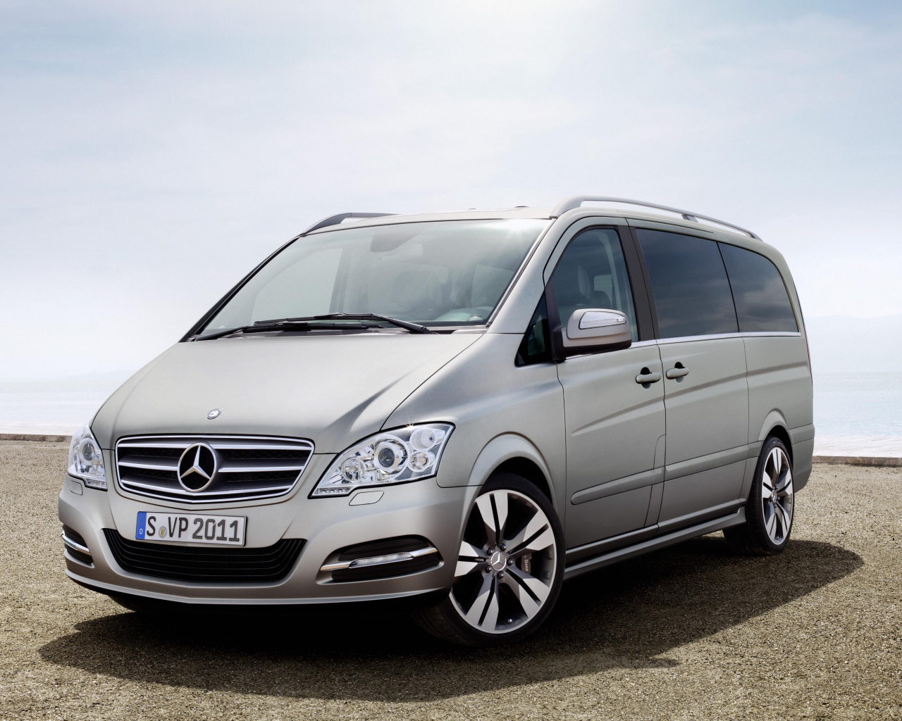 Автомобиль марки Mercedes модели V-Class 2014