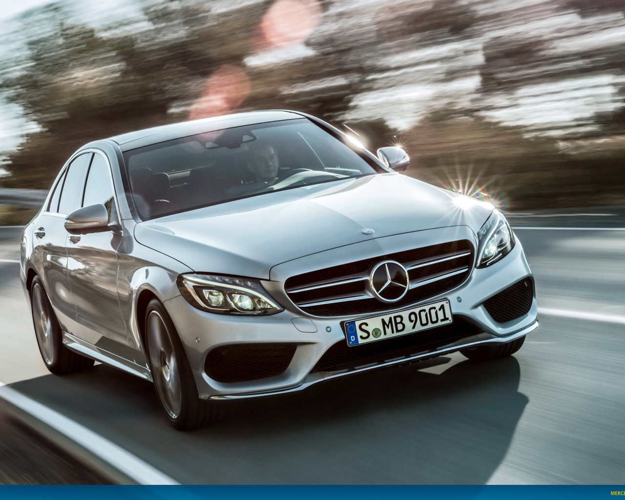 Красивый автомобиль Mercedes C-Class 2014