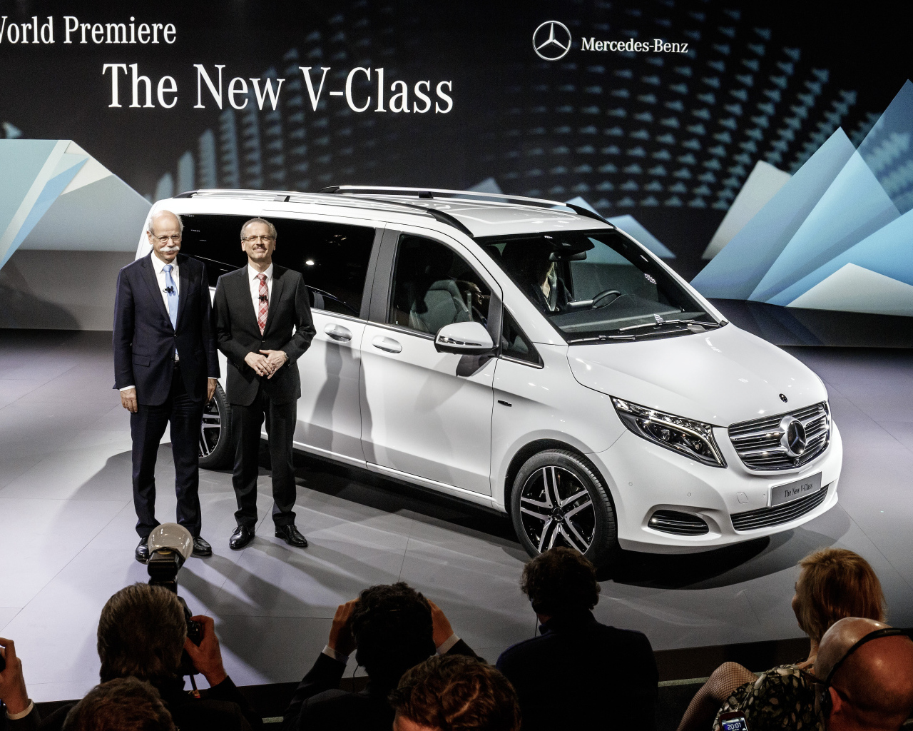Красивый автомобиль Mercedes V-Class 2014