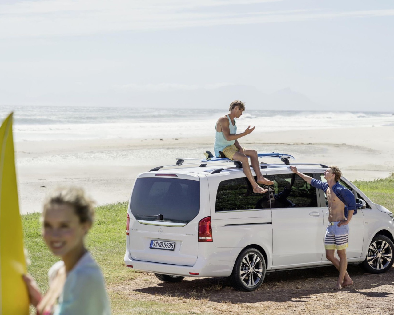 Красивый автомобиль Mercedes V-Class 2014 в Москве