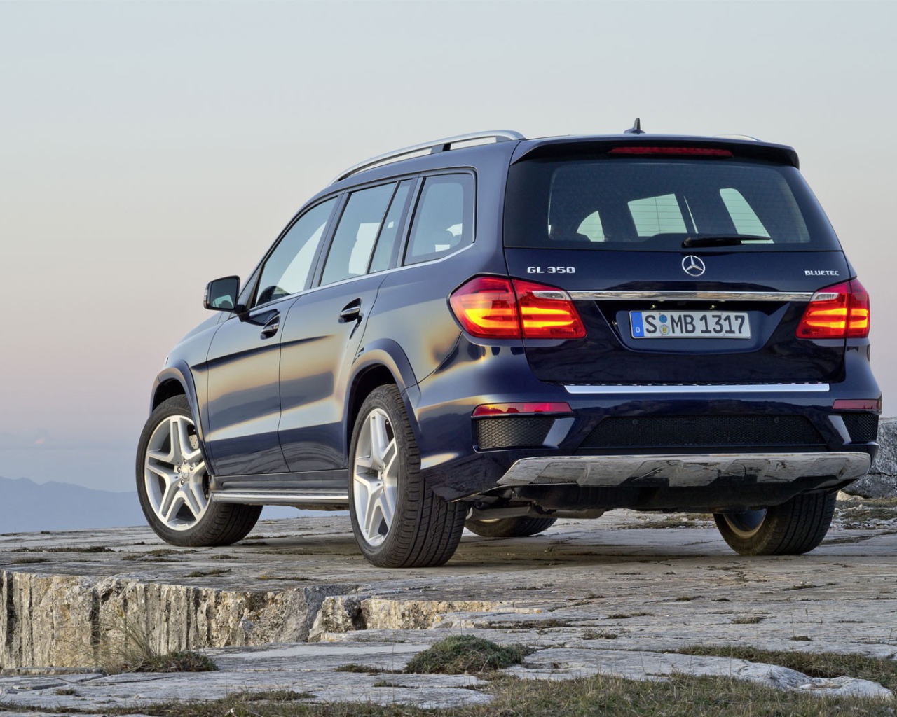 Синий мерседес в горах