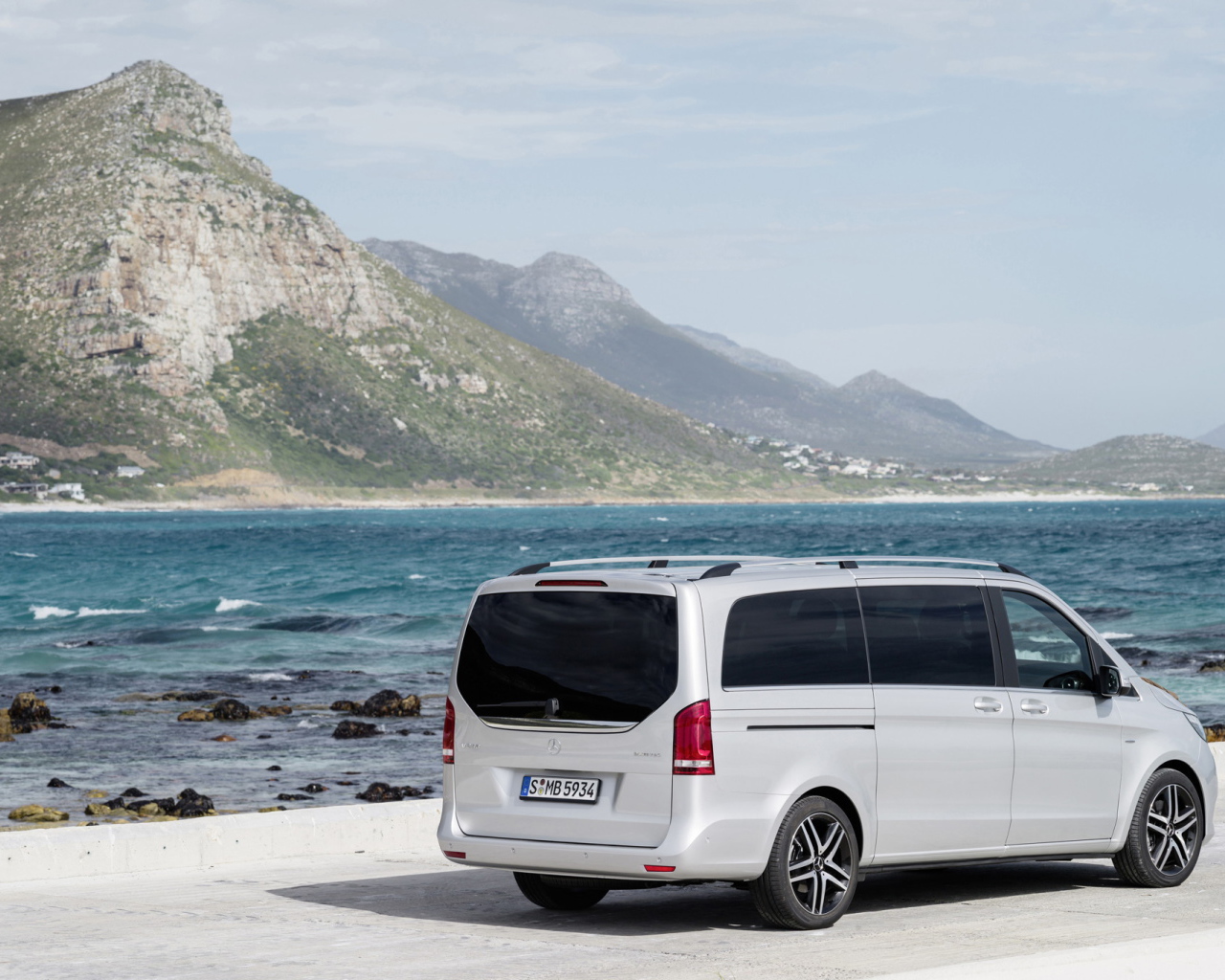 Автомобиль Mercedes V-Class 2014 на дороге