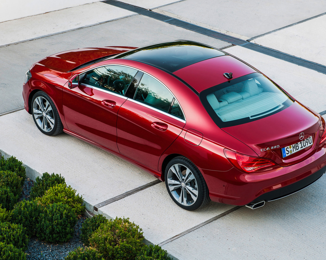 Вишневый Mercedes GLA