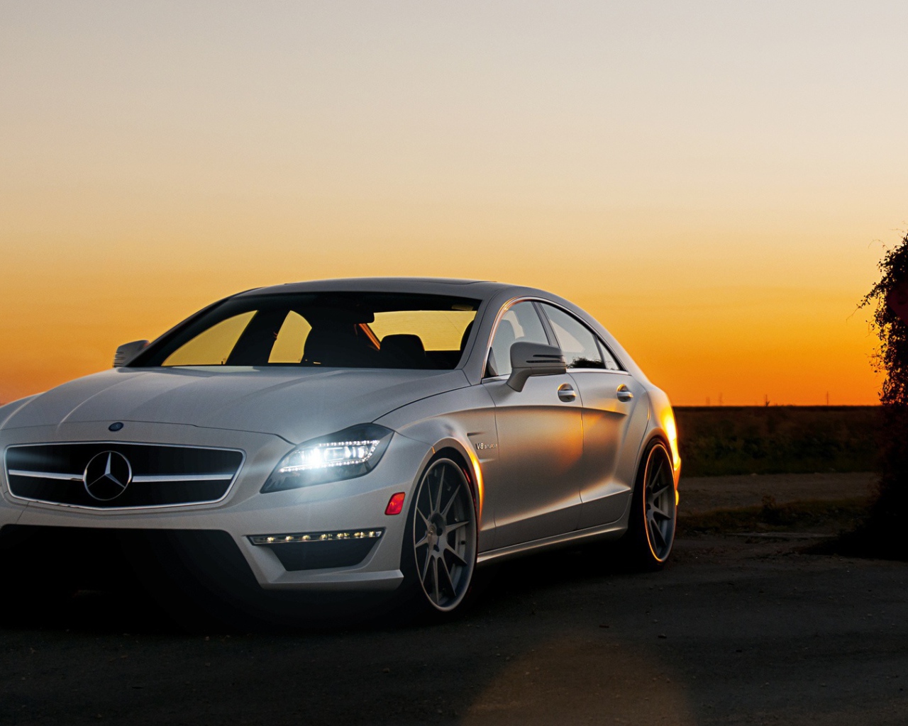 Красивый Mercedes benz cls63