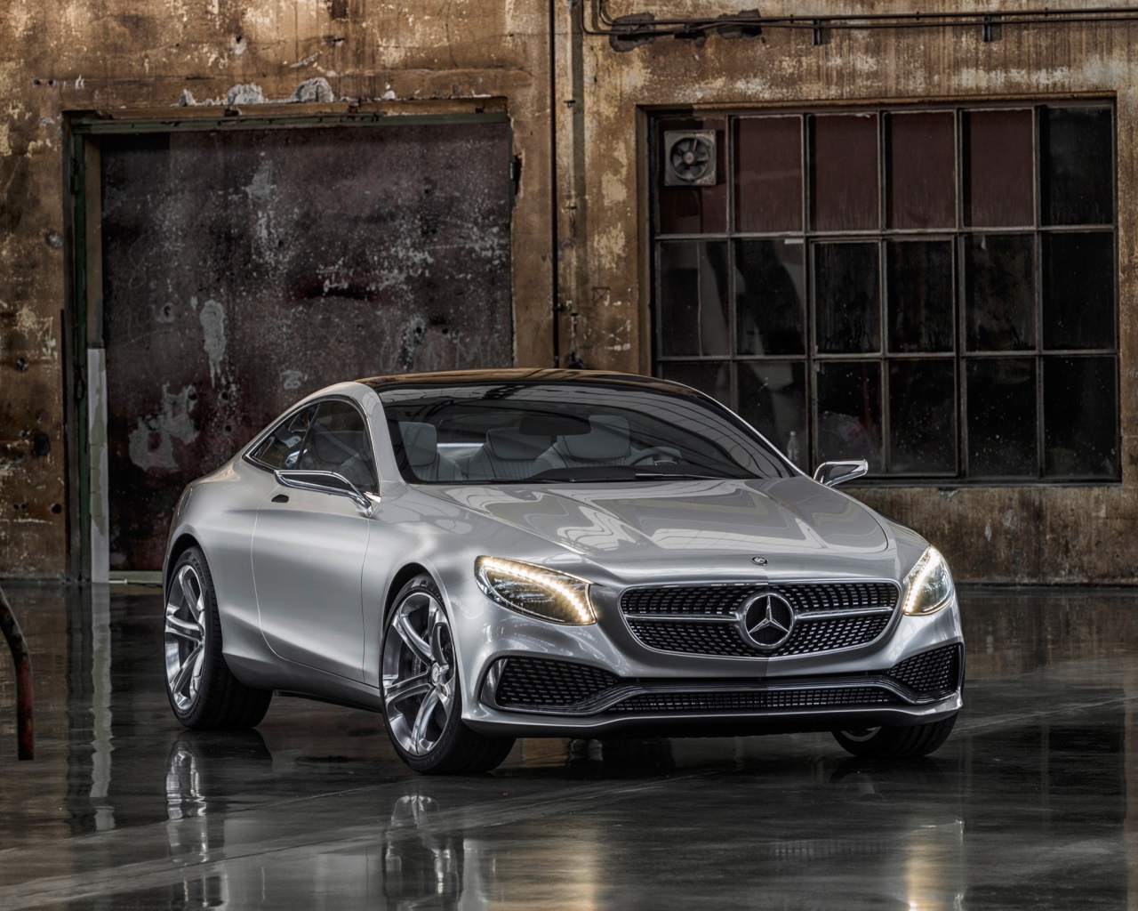 Роскошный Mercedes Benz S Class купе