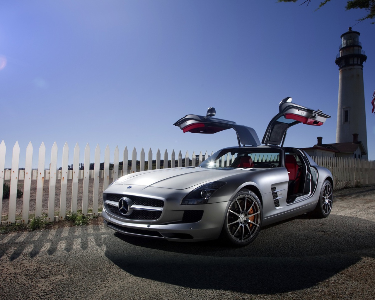 Мерседес AMG у маяка