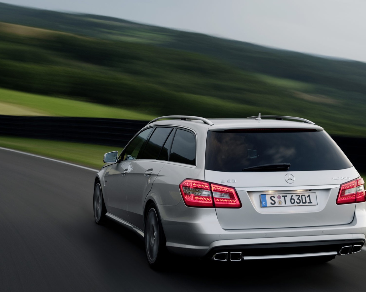 Мерседес в движении по дороге