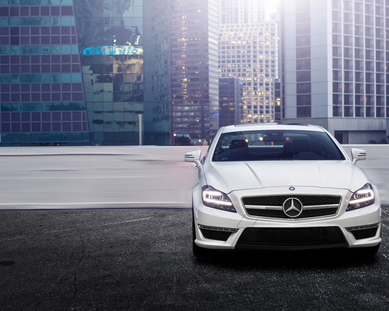 Мерседес на городской парковке