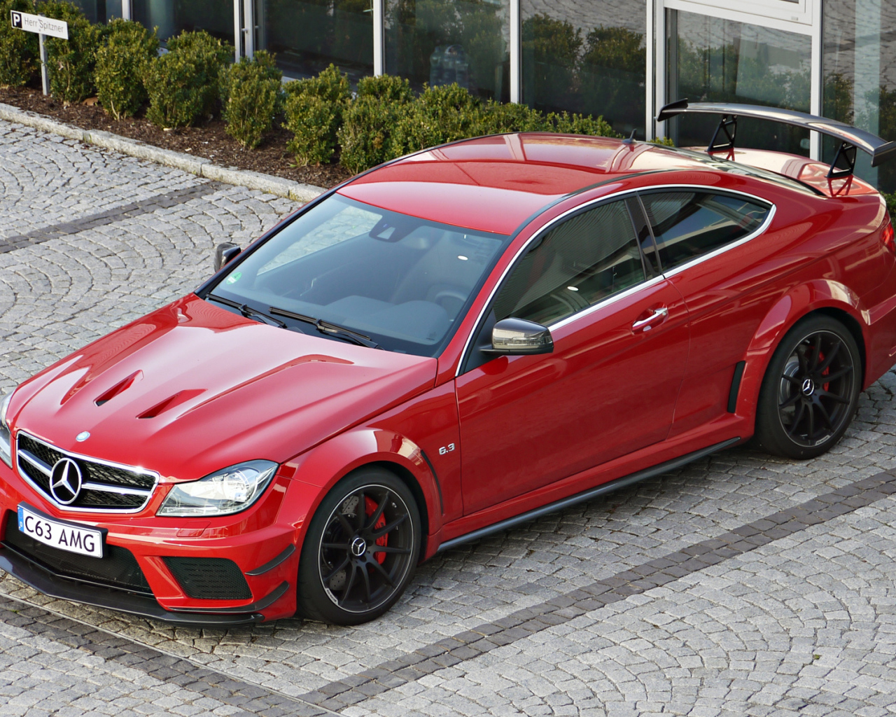 Красный мерседес