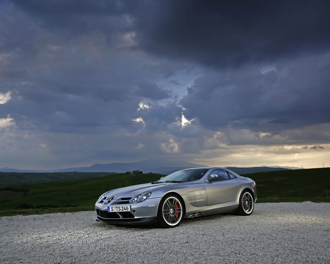 Спортивный серебристый Мерседес