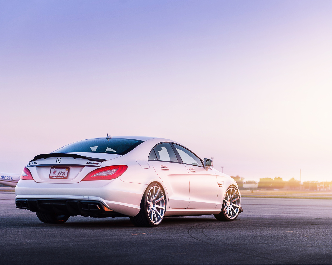 Белый мерседес C218