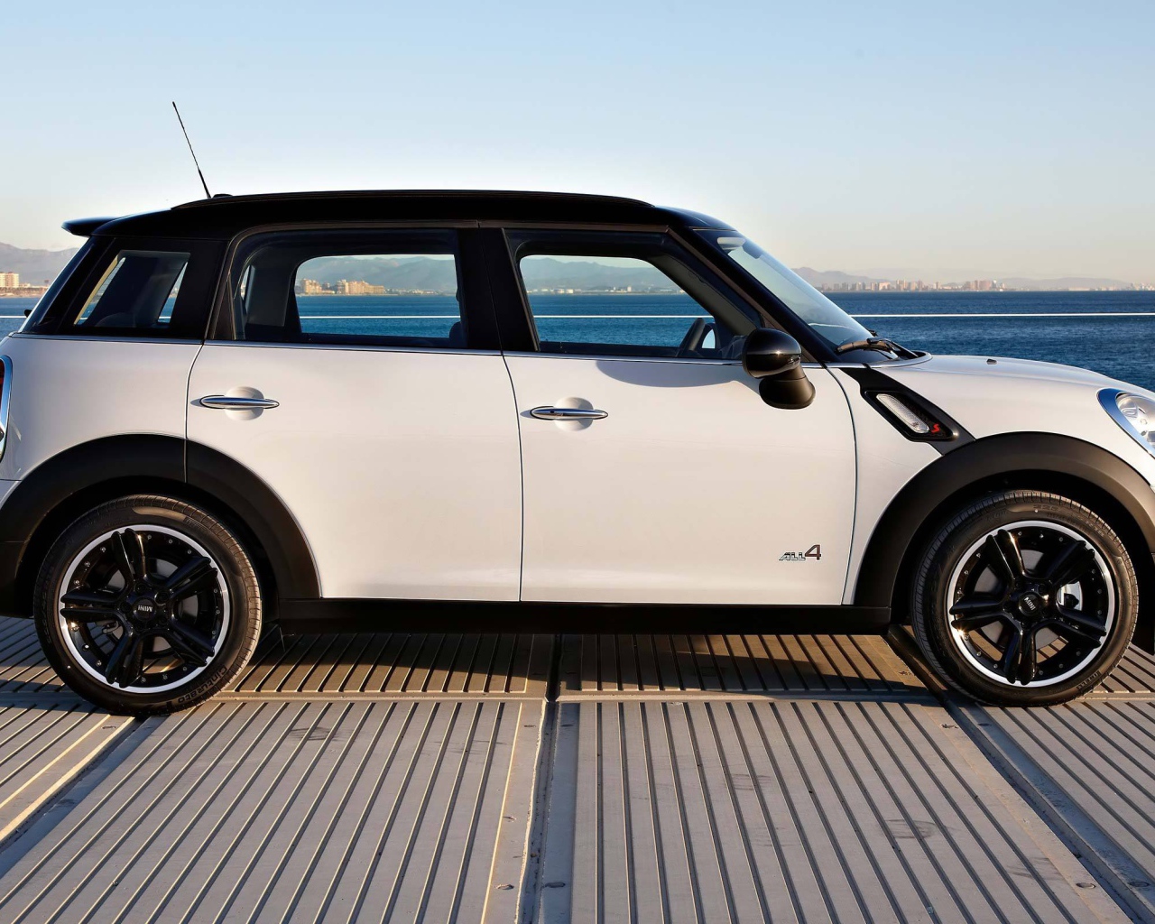 mini cooper countryman на фоне моря