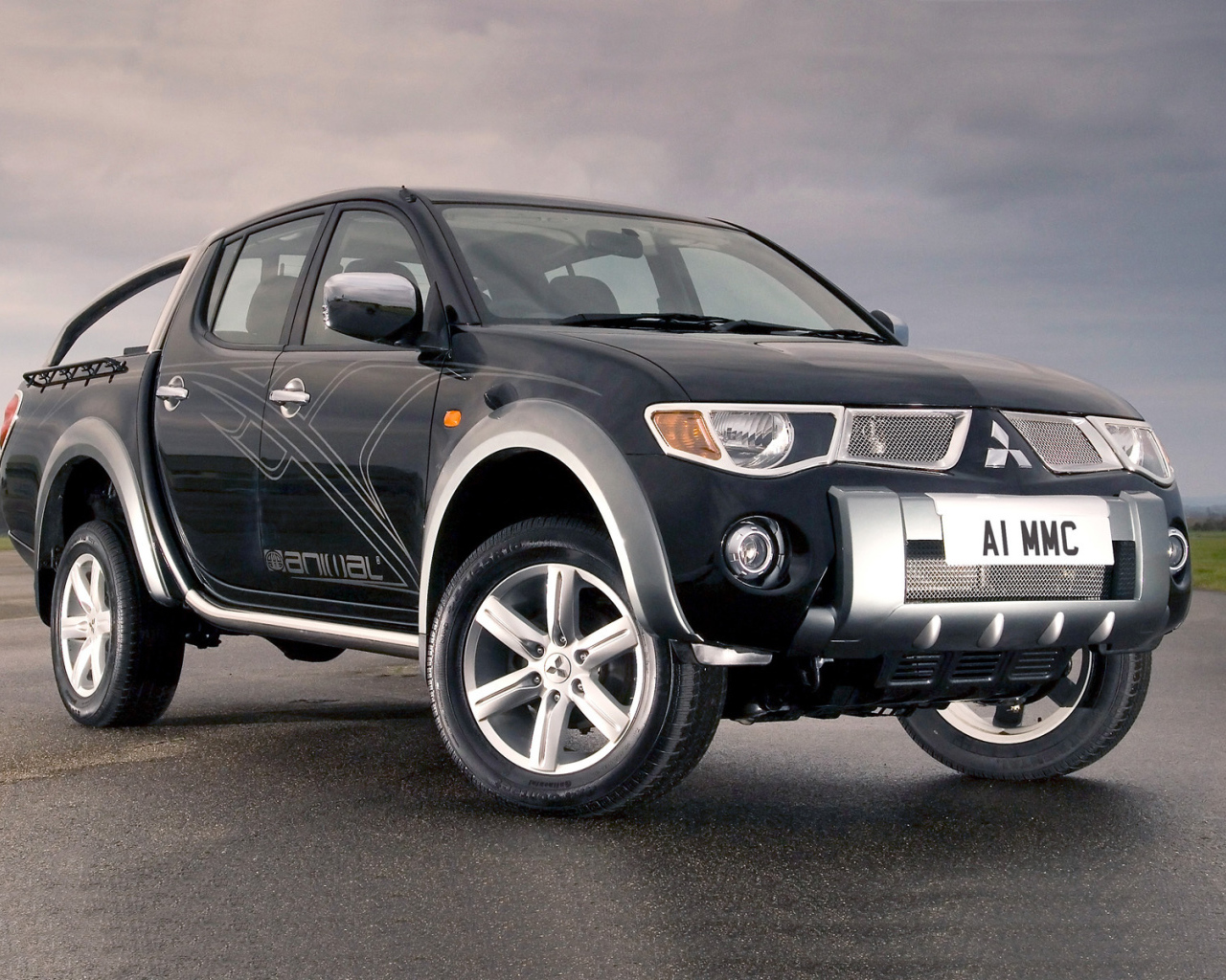 Красивый автомобиль Mitsubishi L200