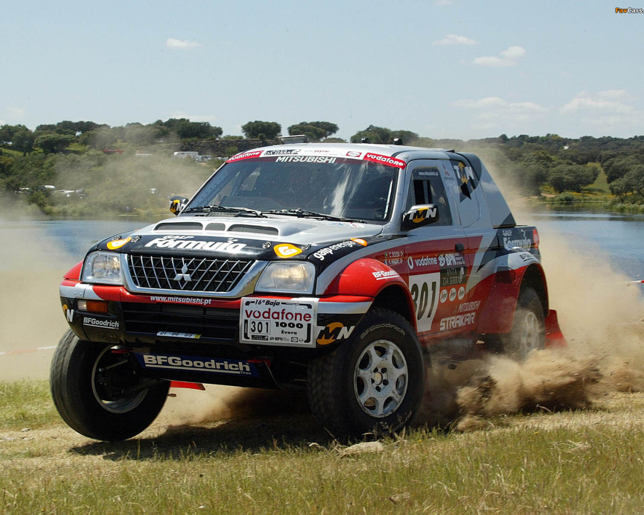 Красивый автомобиль Mitsubishi L200 в Москве