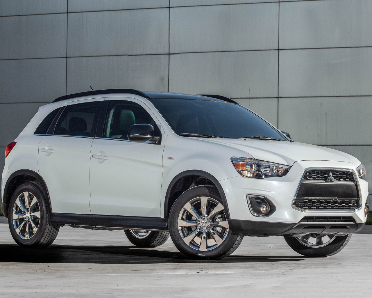 Красивый автомобиль Mitsubishi Outlander