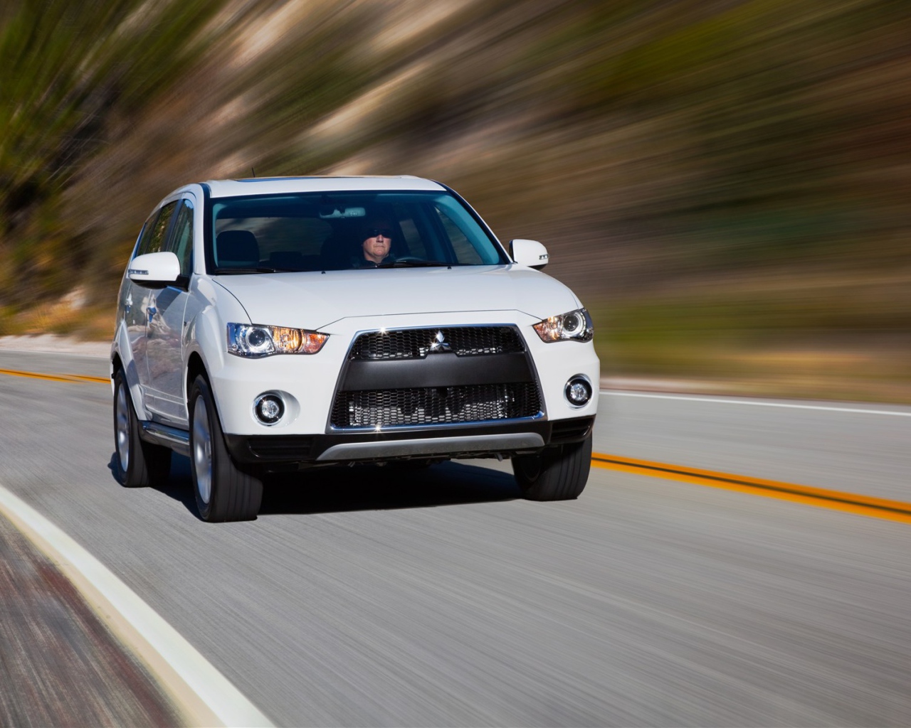 Красивый автомобиль Mitsubishi Outlander в Москве