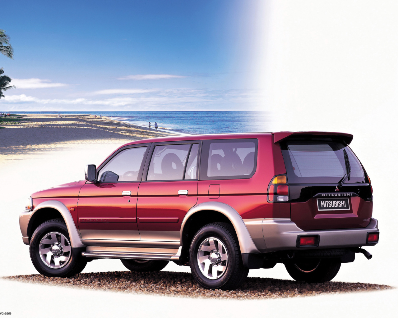 Красивый автомобиль Mitsubishi Pajero Sport