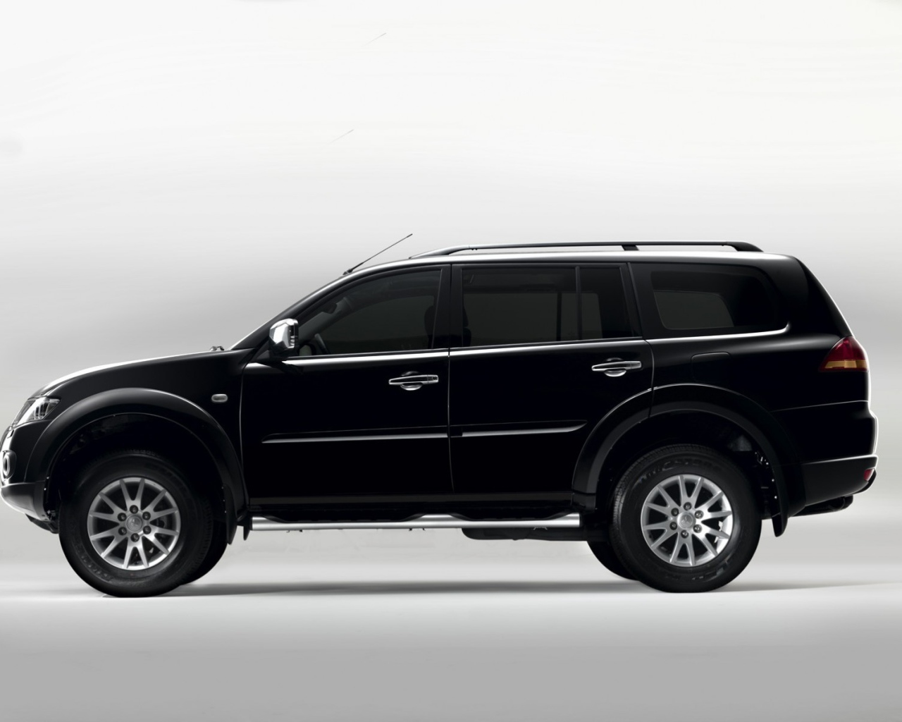 Красивый автомобиль Mitsubishi Pajero Sport в Москве