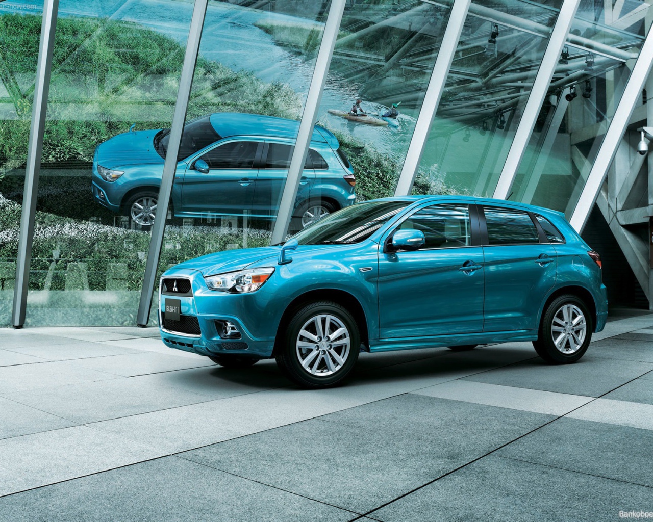 Автомобиль Mitsubishi ASX на дороге