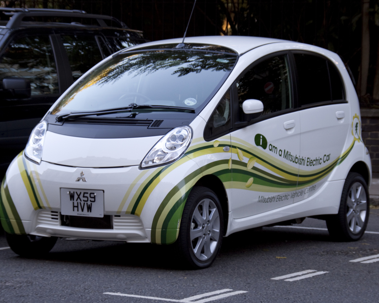 Автомобиль Mitsubishi Electric на дороге