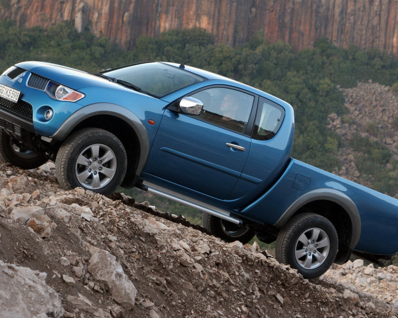 Автомобиль Mitsubishi L200 на дороге