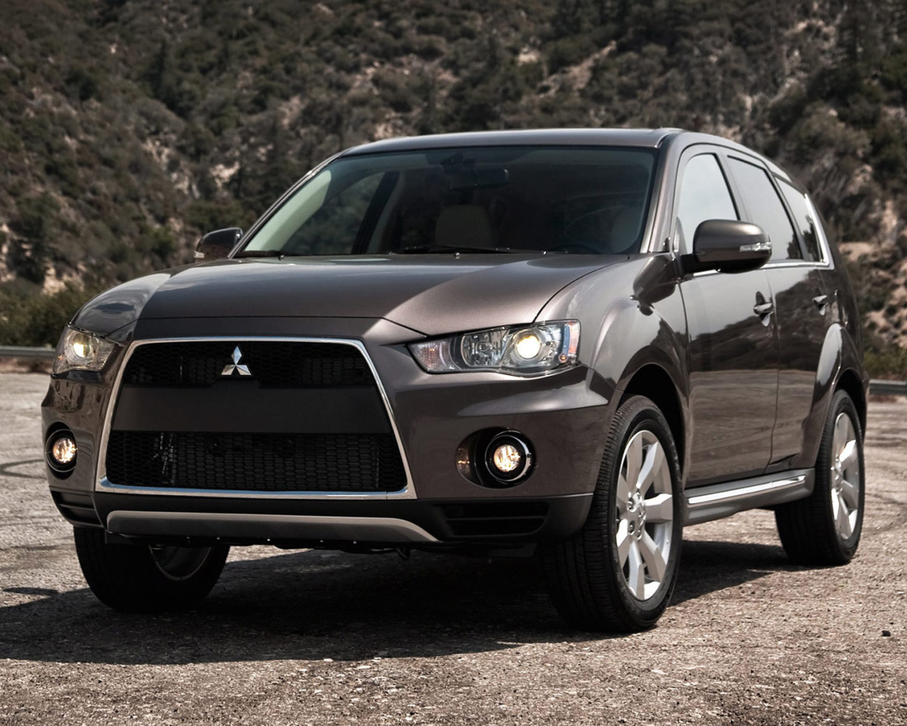 Автомобиль Mitsubishi Outlander на дороге