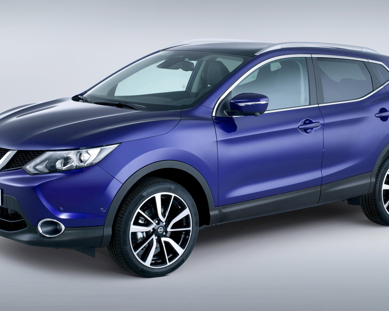 Автомобиль Nissan Quashqai 2014 на дороге