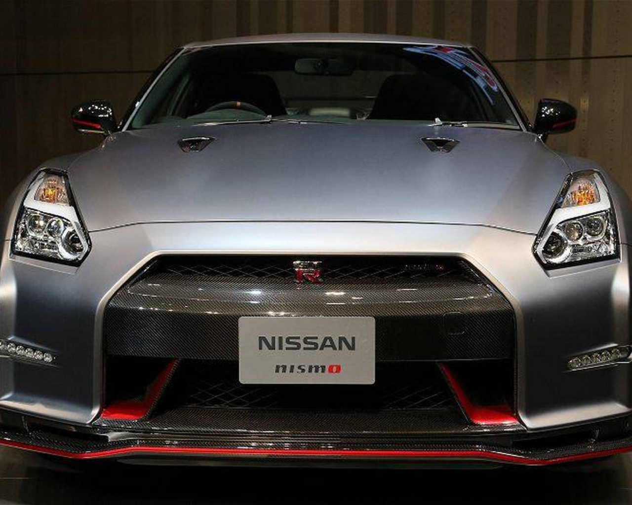 Красивый автомобиль Nissan GT-R Nismo 2014