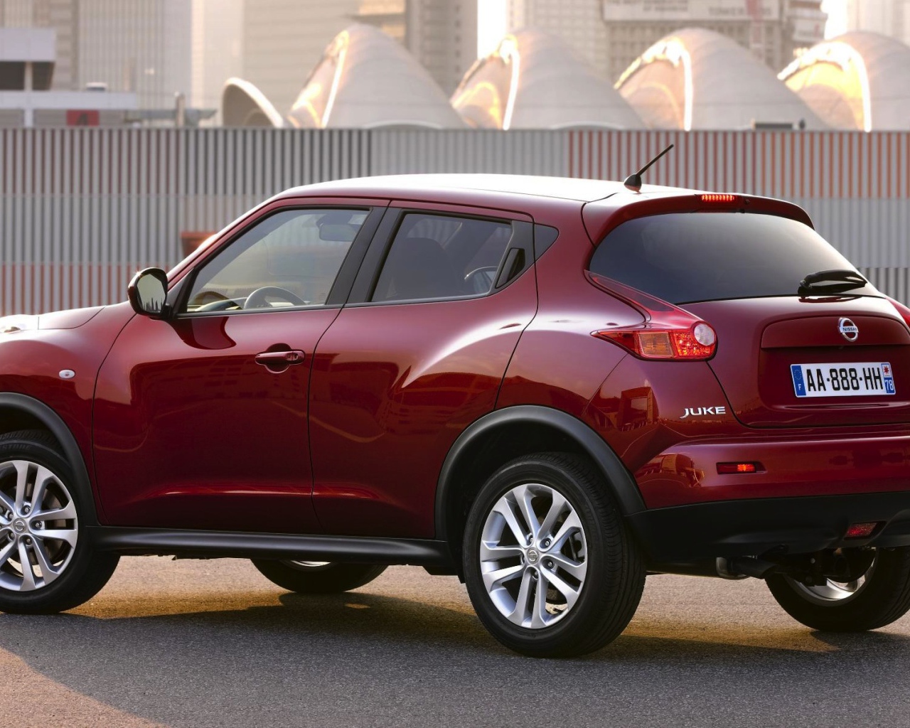 Красивый автомобиль Nissan Juke