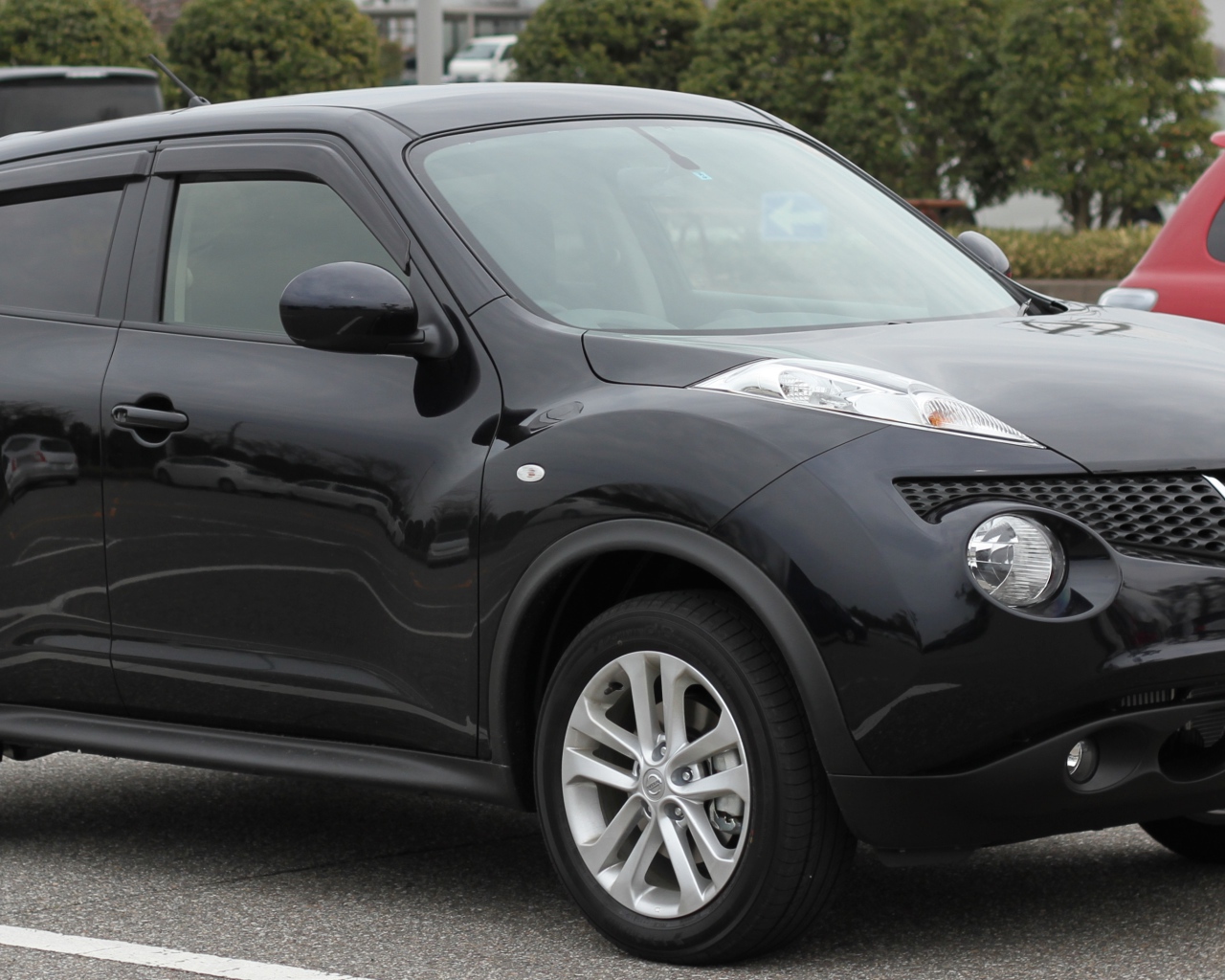 Красивый автомобиль Nissan Juke в Москве