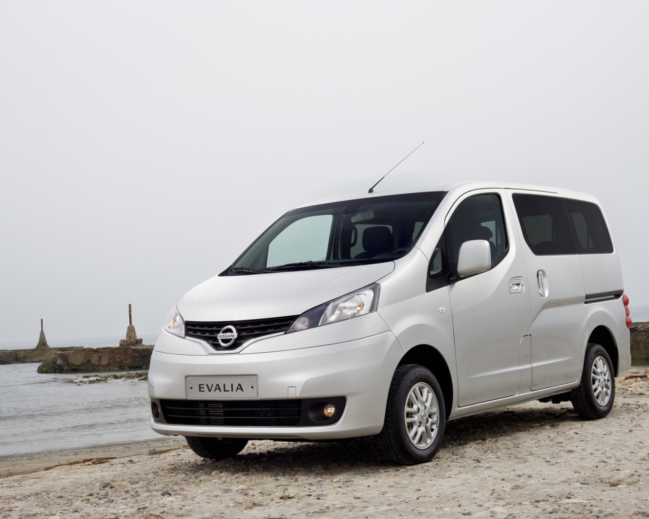 Красивый автомобиль Nissan NV200 в Москве