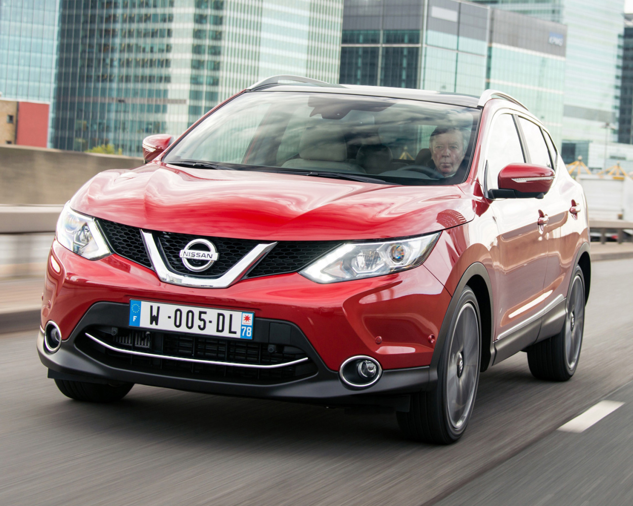 Красивый автомобиль Nissan Quashqai 2014
