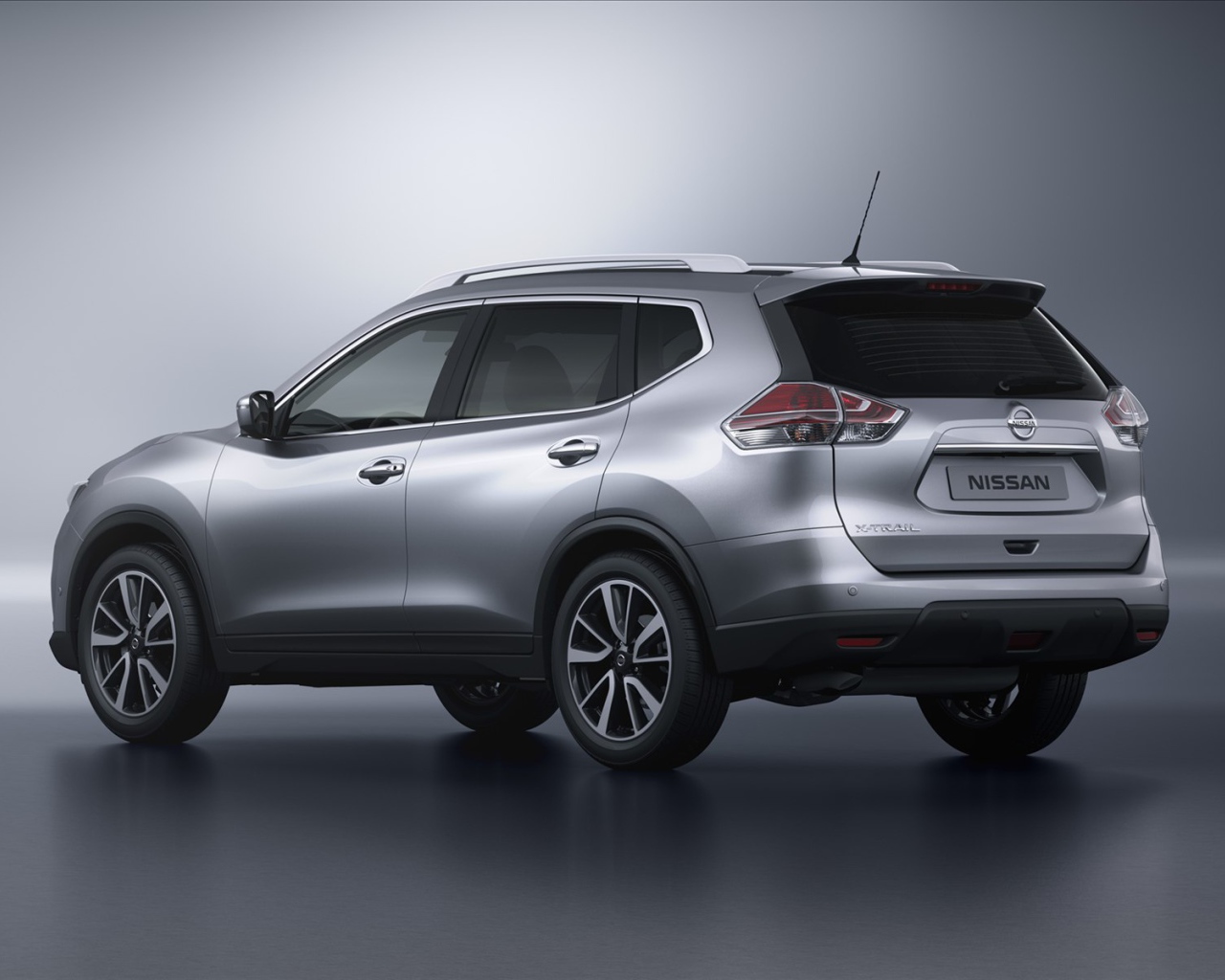Автомобиль Nissan X-Trail на дороге