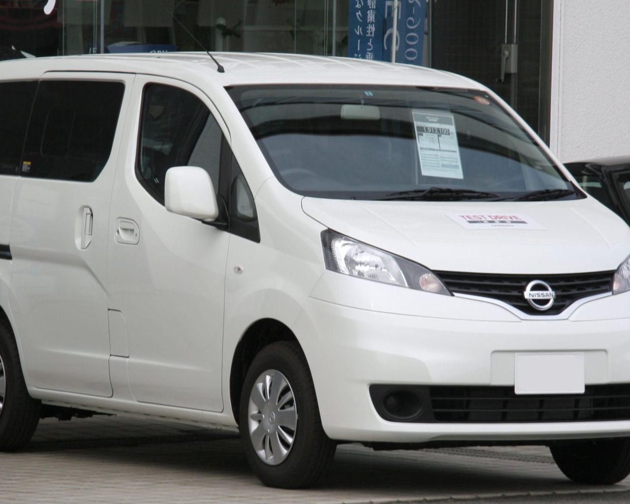 Автомобиль марки Nissan модели NV200