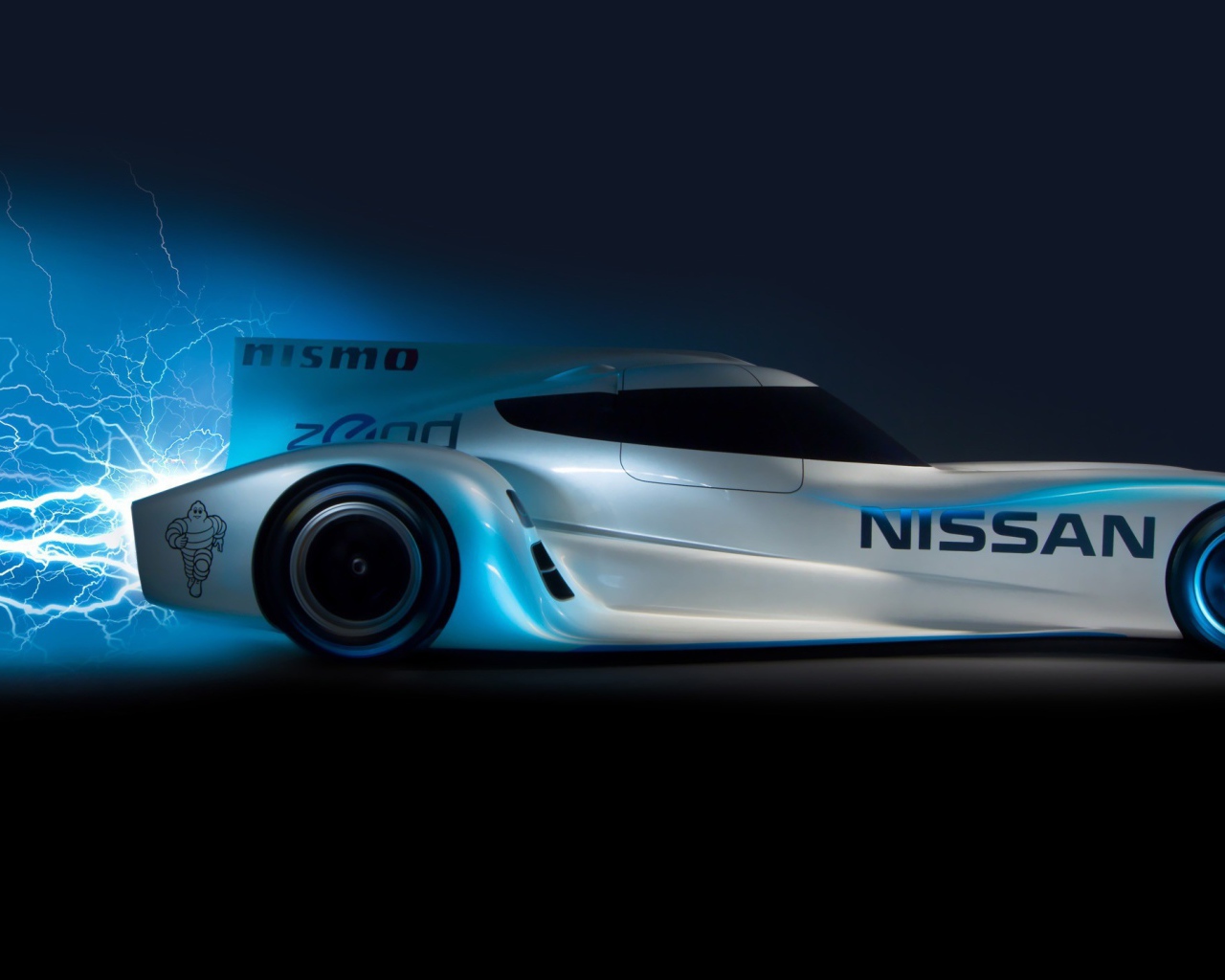 Автомобиль с молниями