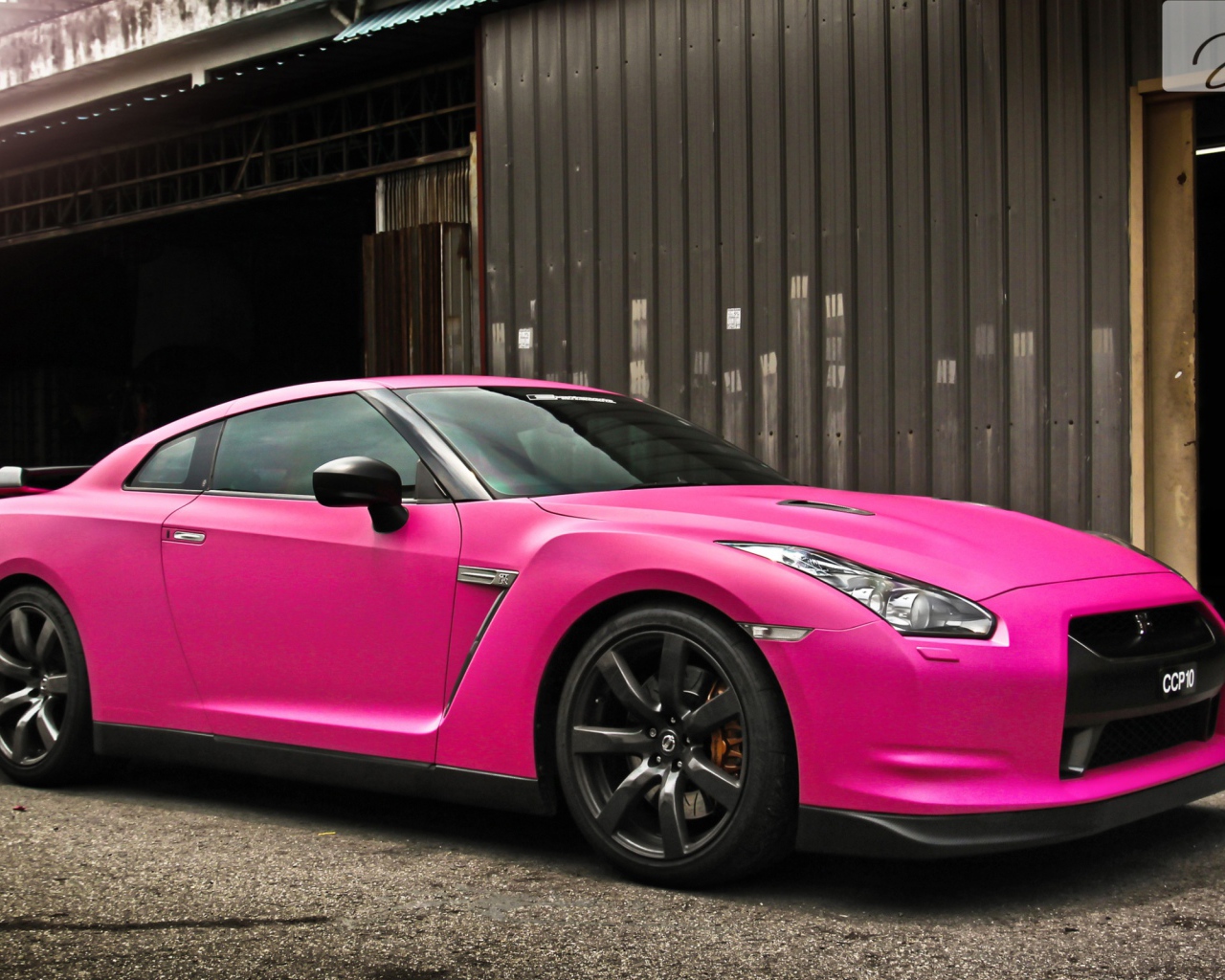 Розовый Nissan gtr