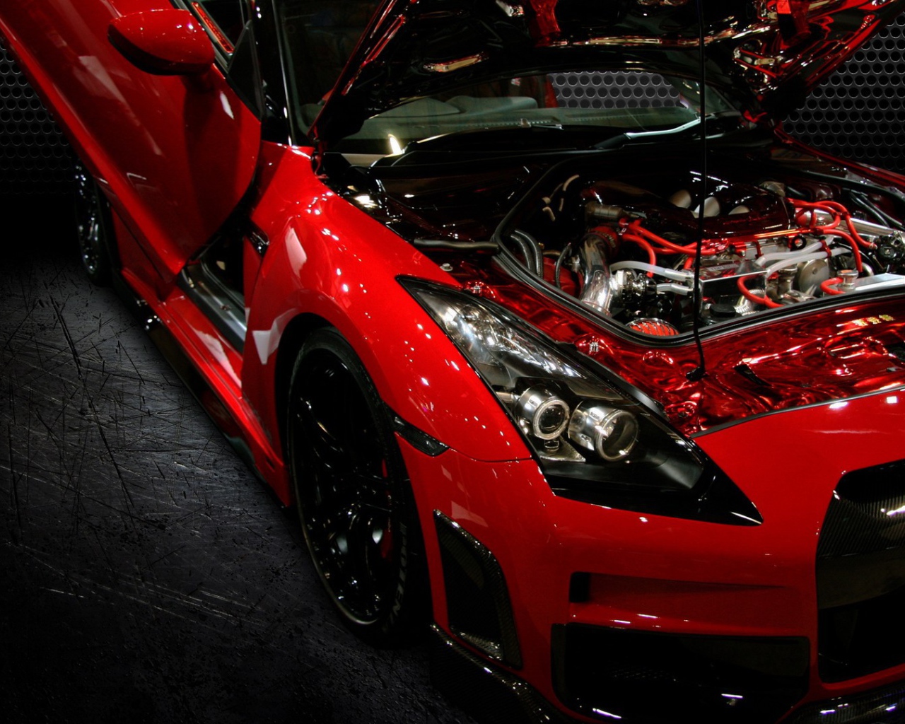 Ниссан с открытым капотом