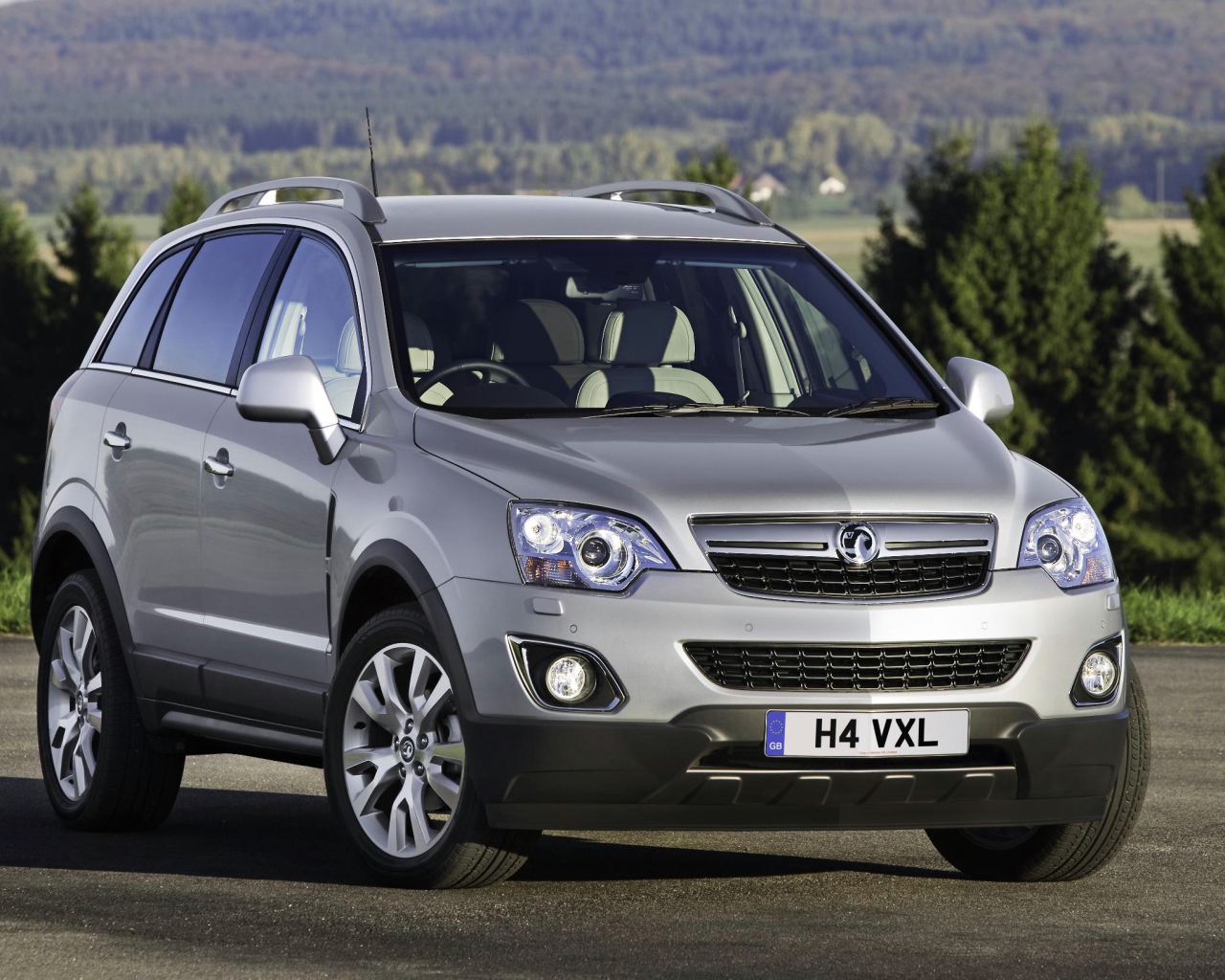 Автомобиль Opel Antara на дороге