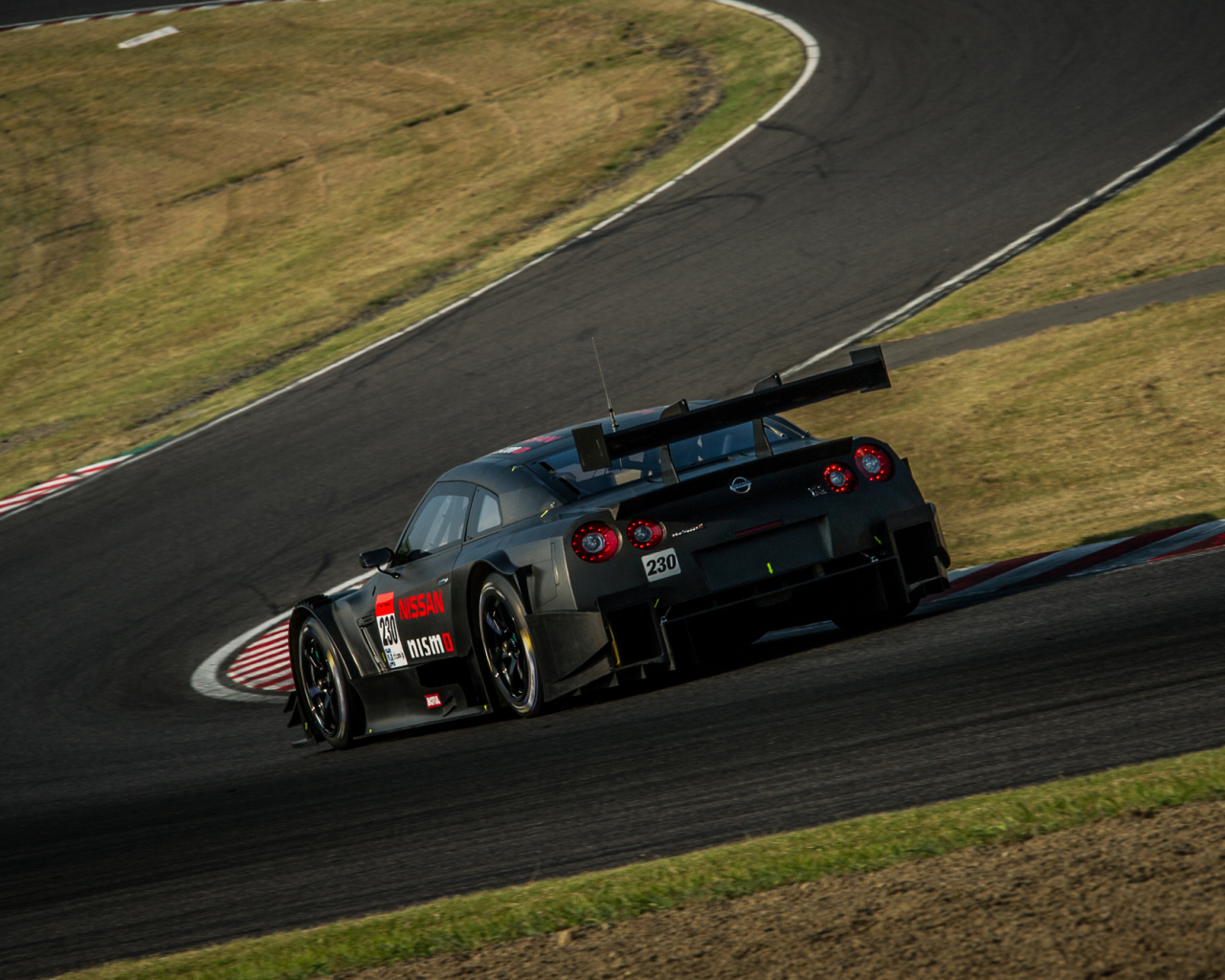 Надежная машина Nissan GT-R Nismo 2014