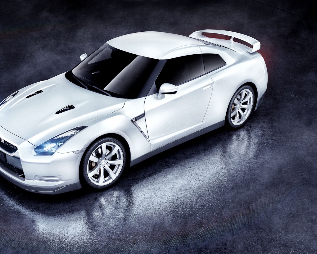 Белый Nissan GTR