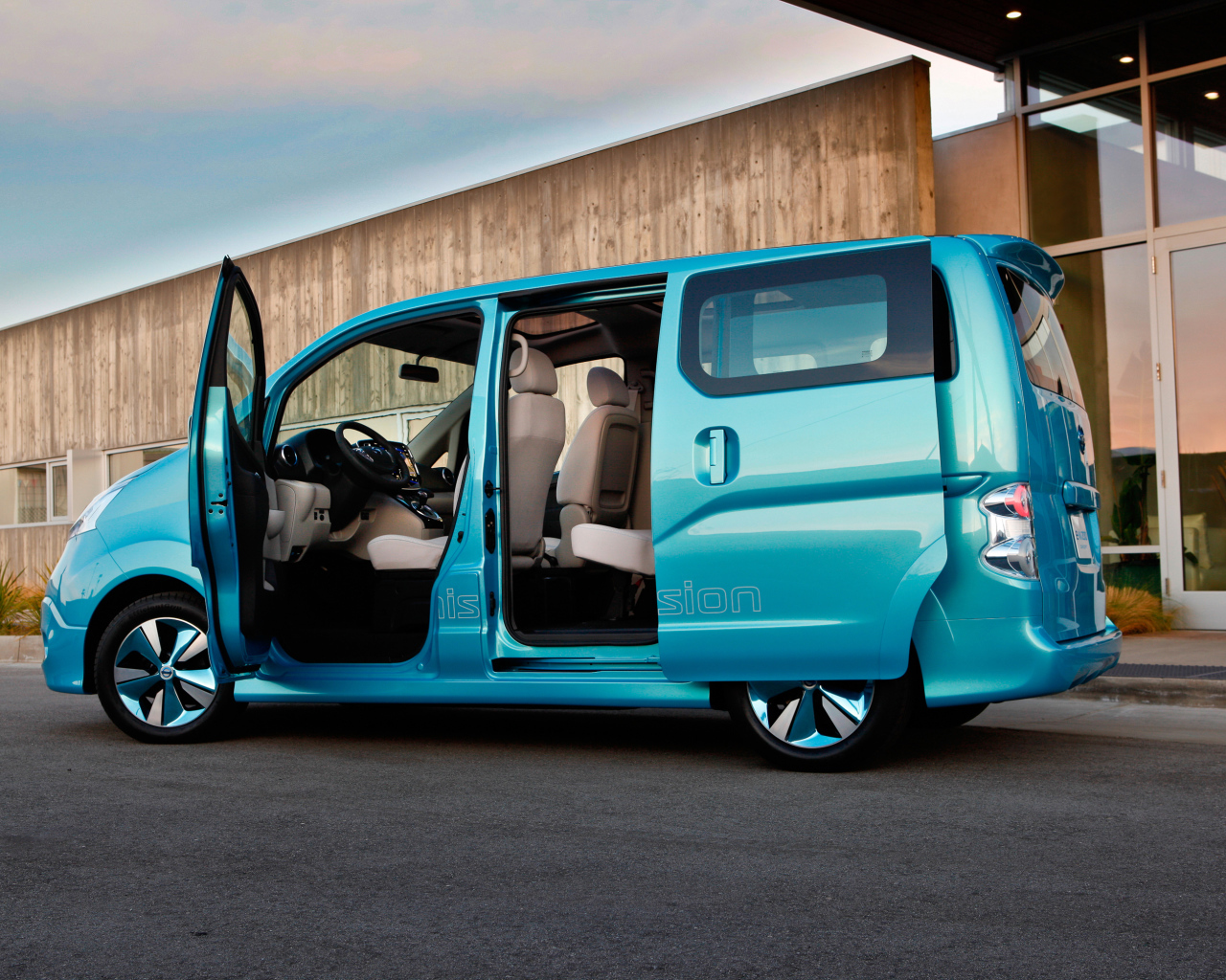 Новая машина Nissan NV200