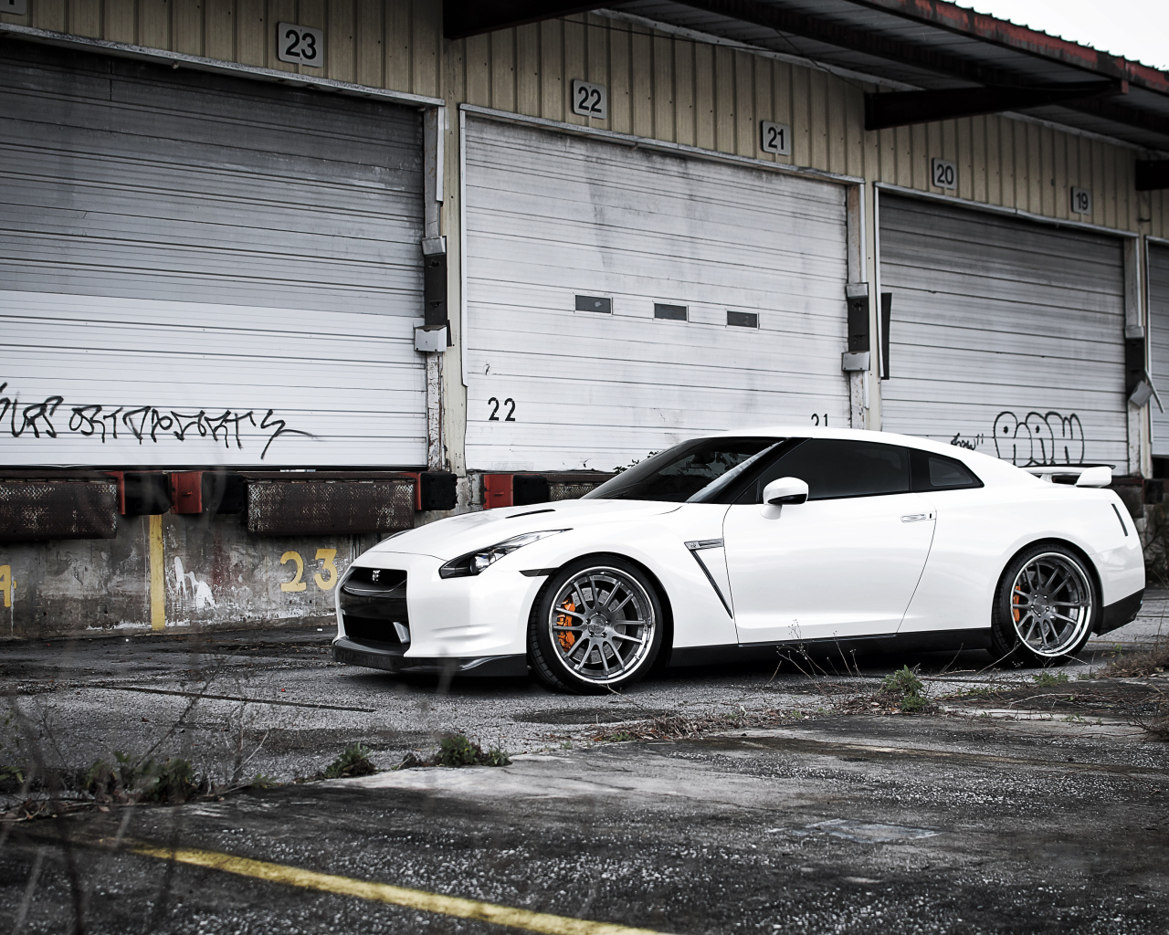 Белый Ниссан у склада